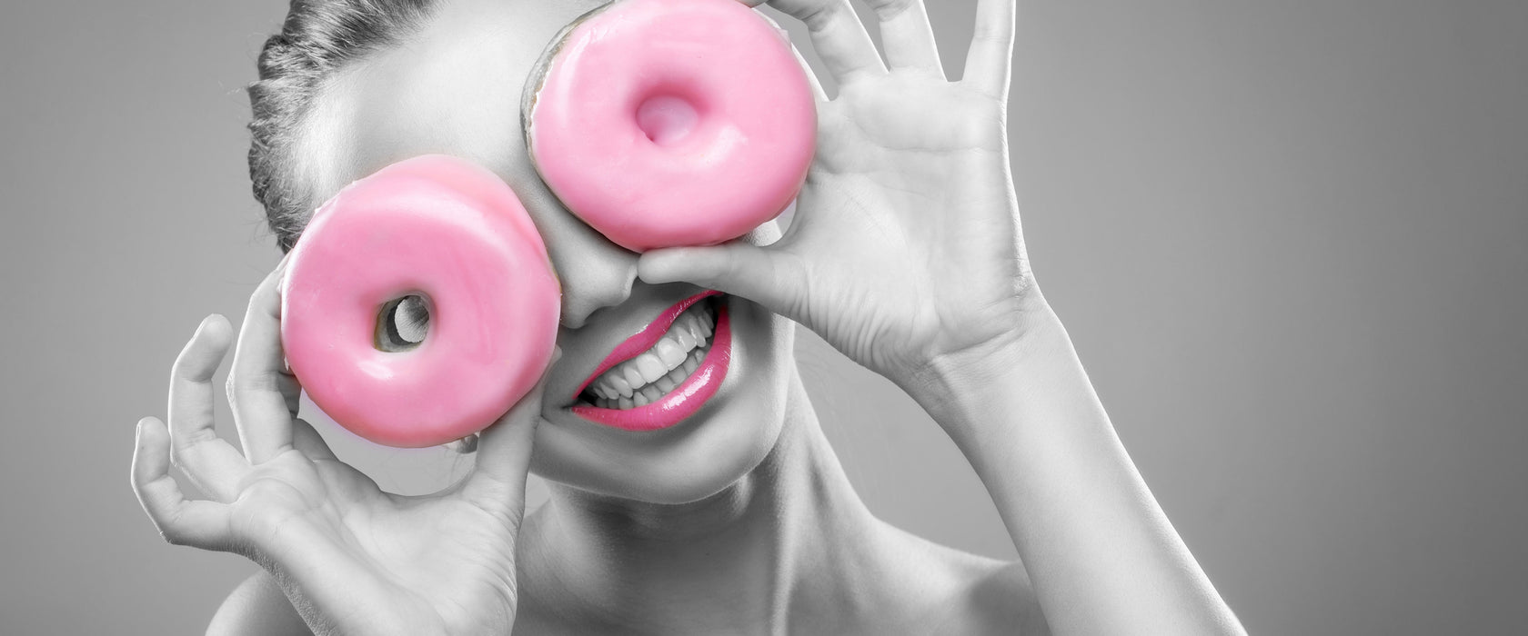 Frau mit Donut Augen, Glasbild Panorama