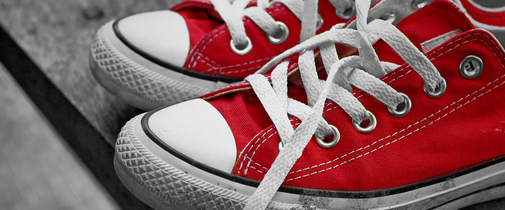 Coole Rote Schuhe, Glasbild Panorama