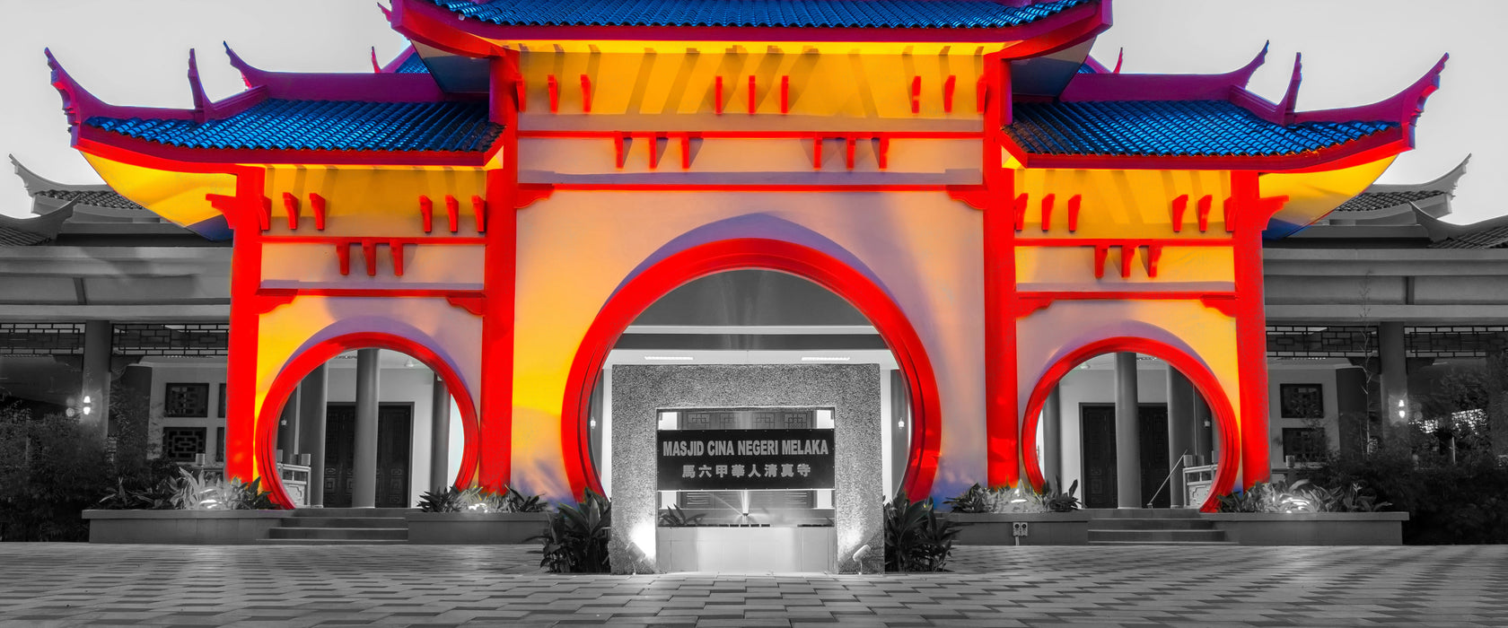 Bunter chinesischer Tempel, Glasbild Panorama