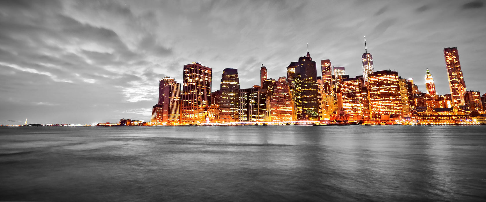 Skyline von New York bei Nacht, Glasbild Panorama