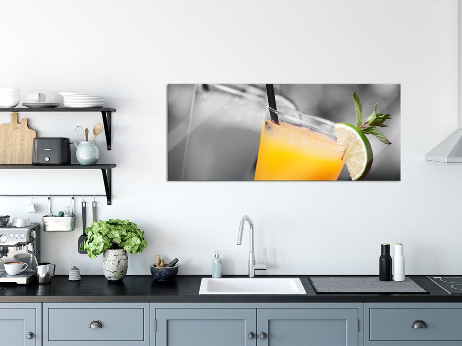 Leckerer fruchtiger Sommercocktail, Glasbild Panorama
