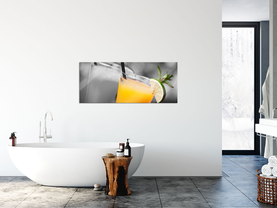 Leckerer fruchtiger Sommercocktail, Glasbild Panorama