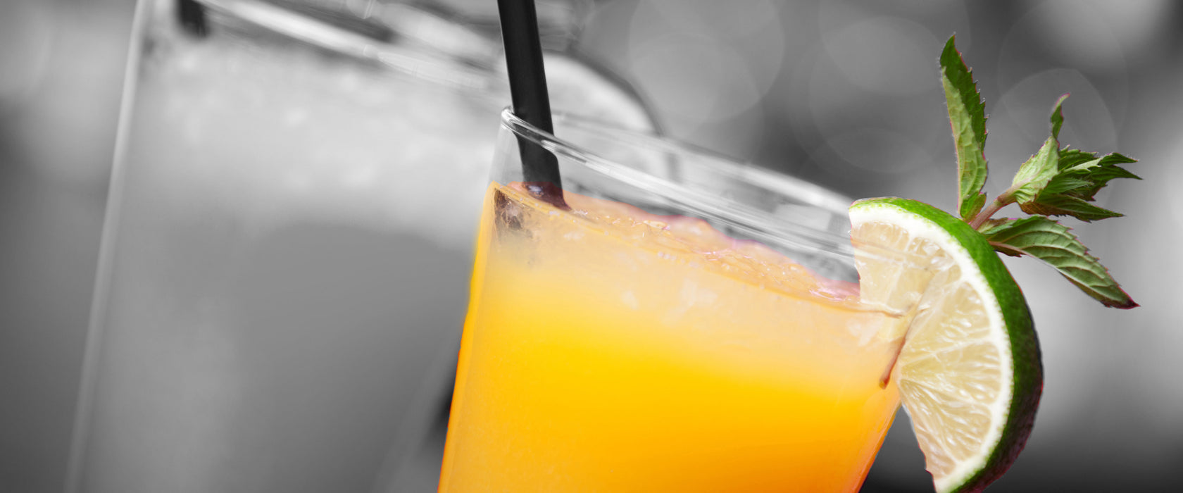 Leckerer fruchtiger Sommercocktail, Glasbild Panorama