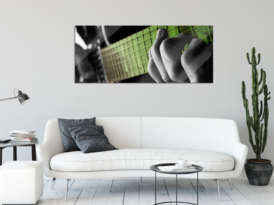 Mann spielt auf E-Gitarre, Glasbild Panorama