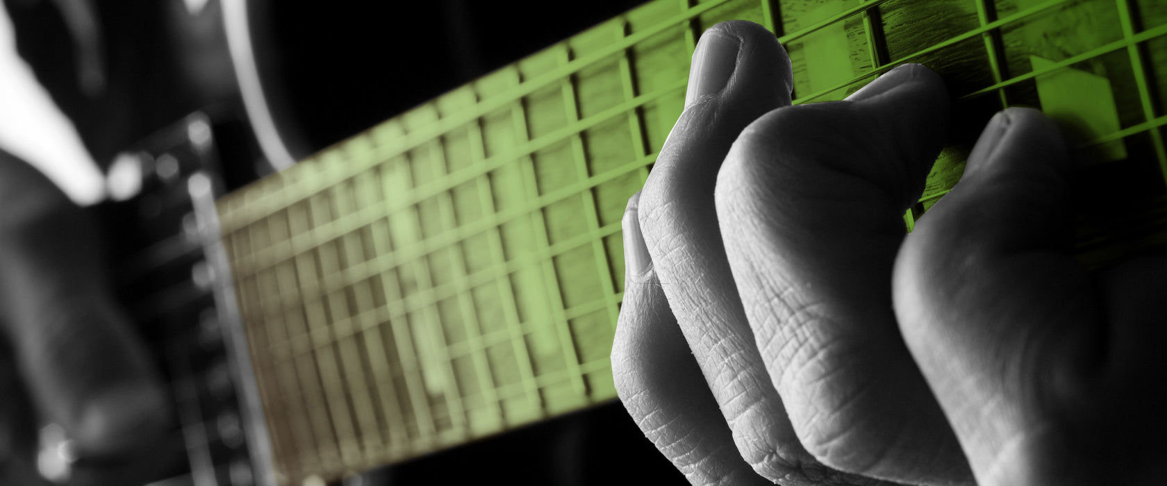 Mann spielt auf E-Gitarre, Glasbild Panorama