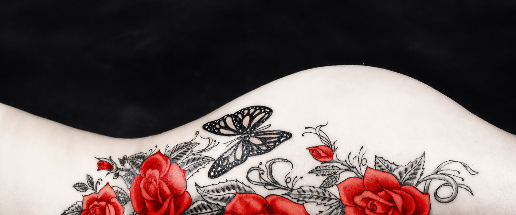 Rosen Tattoo mit Schmetterling, Glasbild Panorama