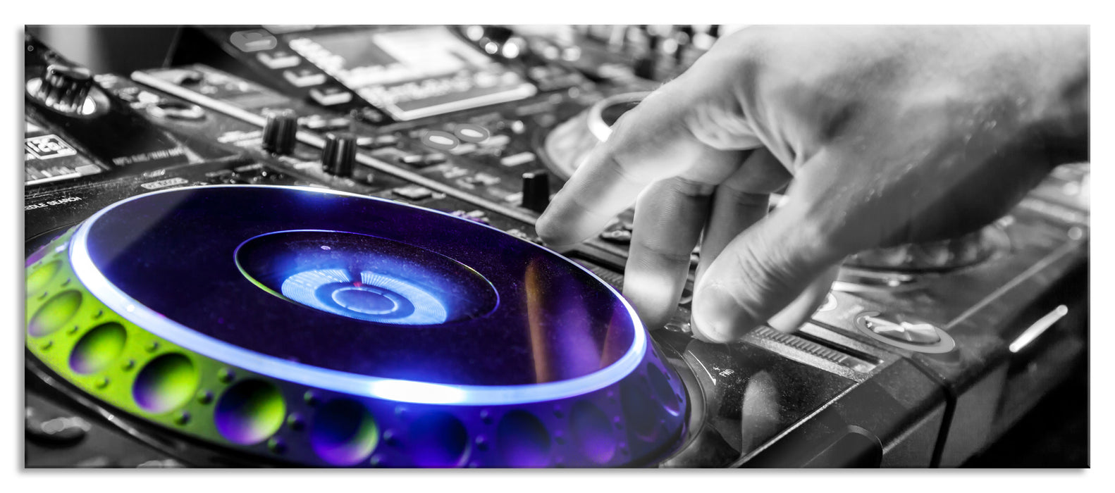 Pixxprint DJ bei der Arbeit am Plattenteller, Glasbild Panorama