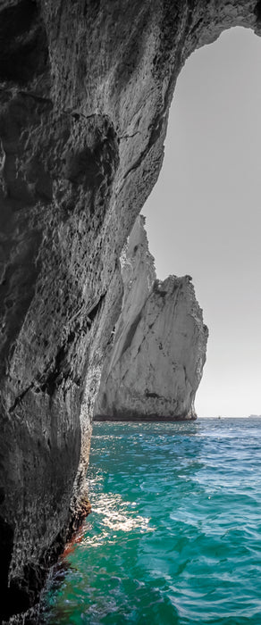 Felsenbucht im Meer schwarz/weiß, Glasbild Panorama