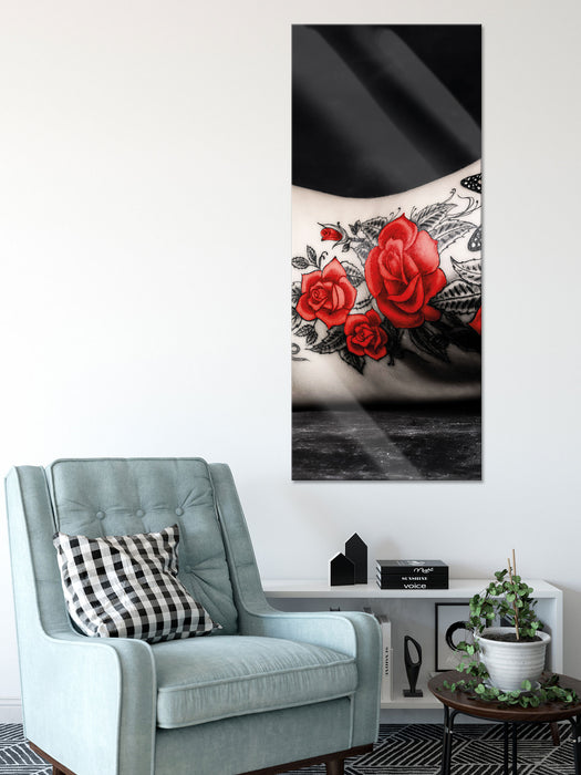 rotes Rosen Tattoo mit Schmetterling, Glasbild Panorama