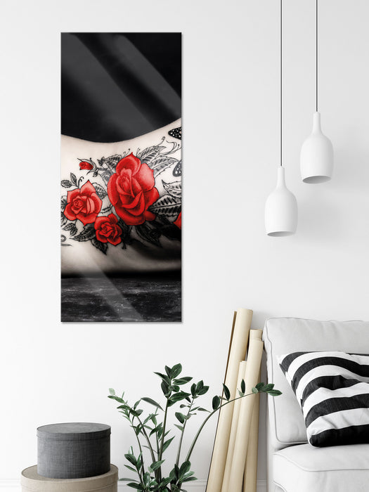 rotes Rosen Tattoo mit Schmetterling, Glasbild Panorama