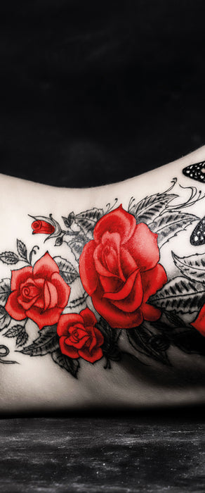 rotes Rosen Tattoo mit Schmetterling, Glasbild Panorama