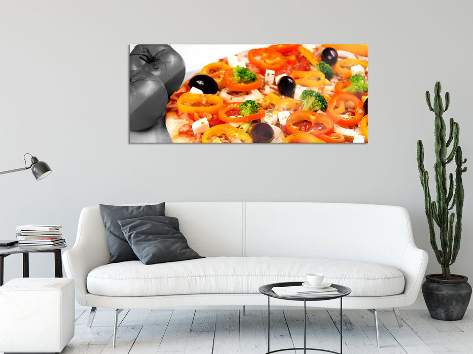 Pizza mit Oliven und Hirtenkäse, Glasbild Panorama