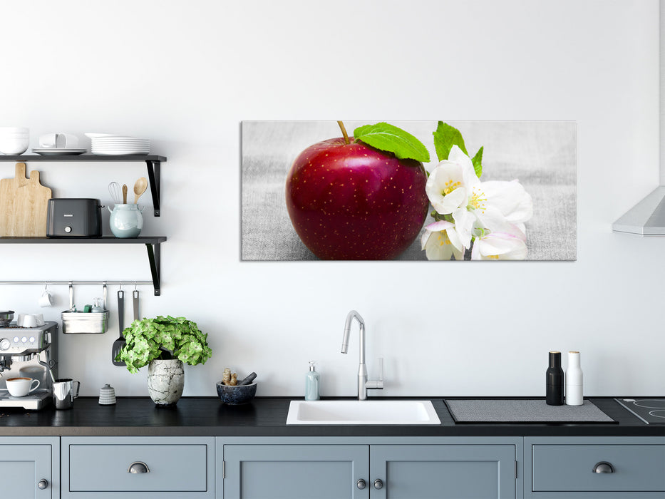 Schöner roter Apfel mit Blüten, Glasbild Panorama