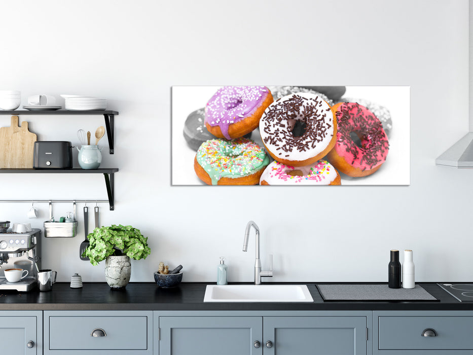 Donut mit Glasur und Liebesperlen, Glasbild Panorama