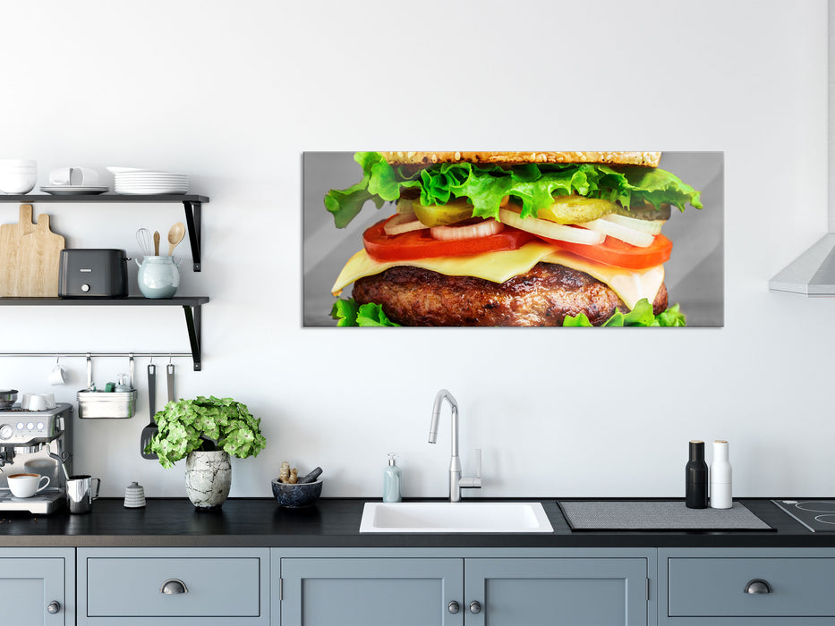 leckerer Hamburger mit Zwiebeln, Glasbild Panorama