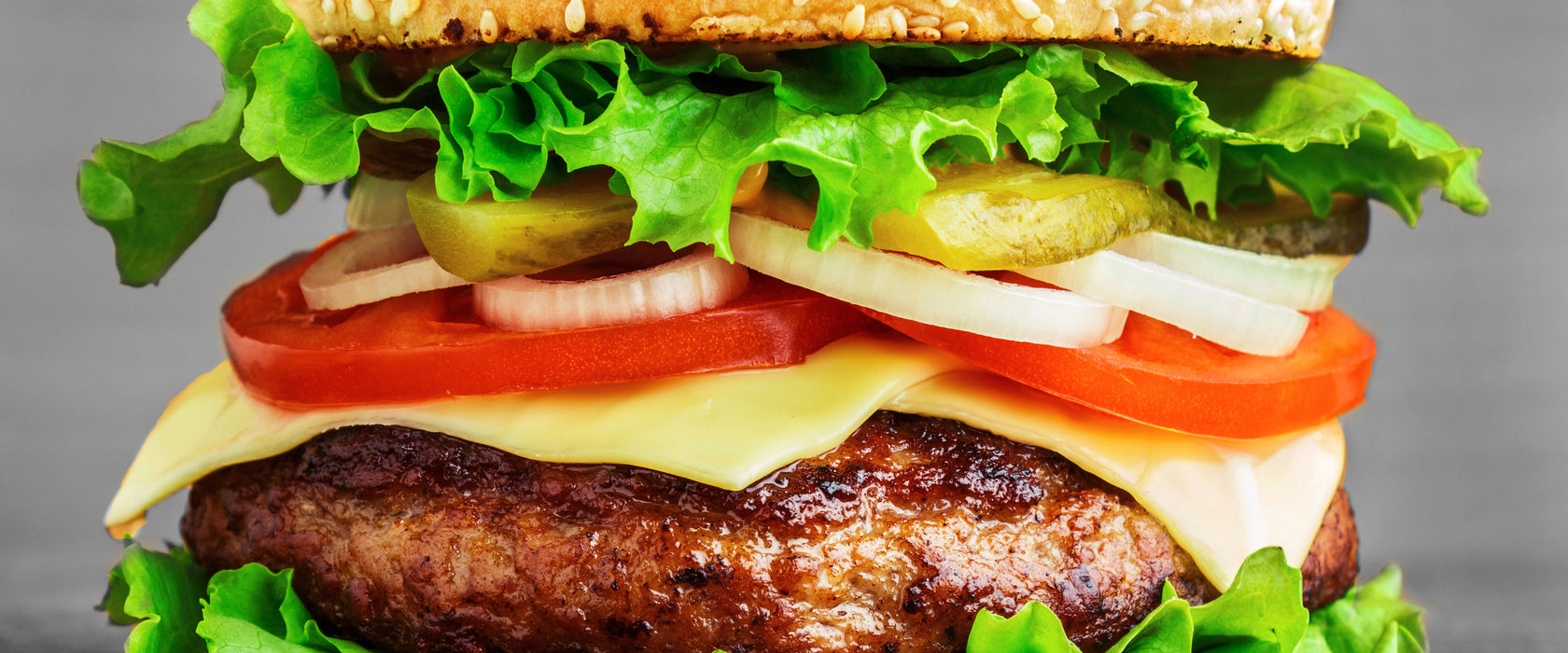 leckerer Hamburger mit Zwiebeln, Glasbild Panorama