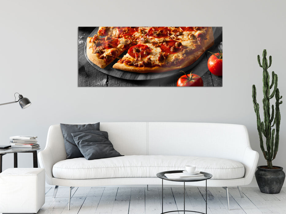 Salamipizza frisch aus dem Ofen, Glasbild Panorama