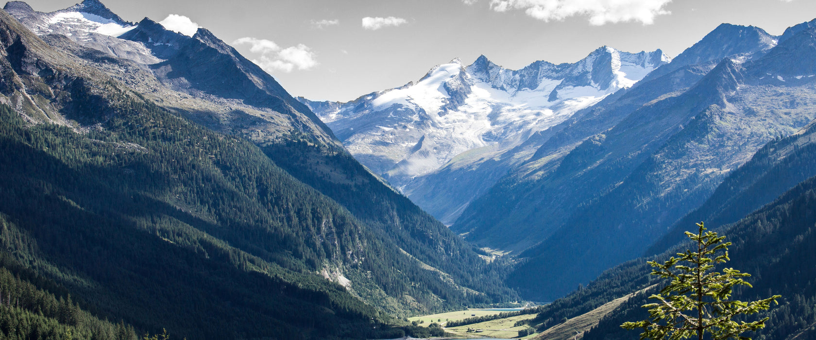 ruhiger See in Berglandschaft, Glasbild Panorama