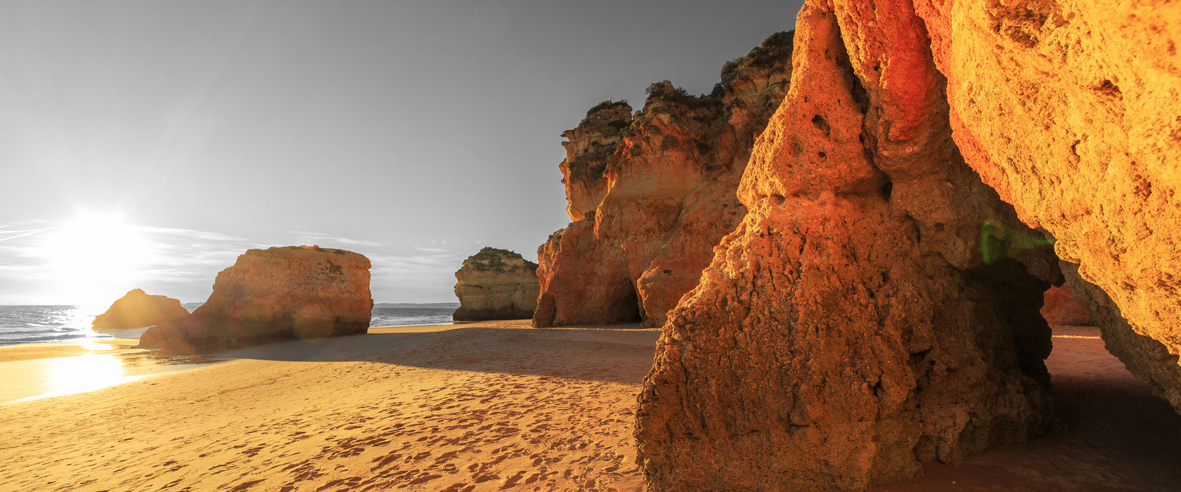 Riesige Felsen am Strand, Glasbild Panorama