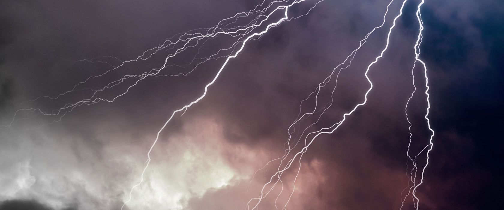 riesiger Blitz am Gewitterhimmel, Glasbild Panorama