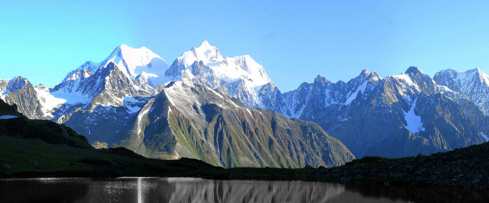 Gewaltige Berge vor Spiegelsee, Glasbild Panorama