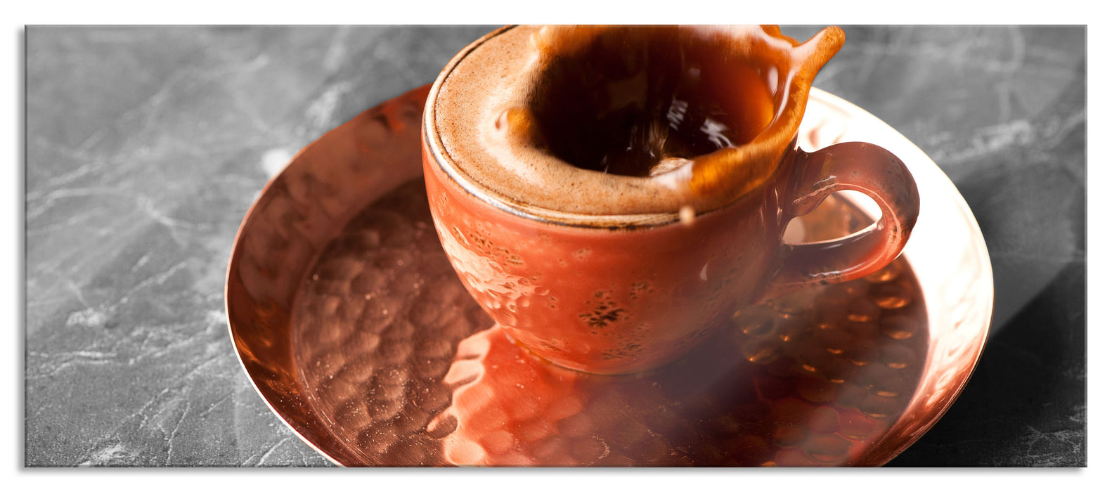 Pixxprint Stück Zucker fällt in Kaffee, Glasbild Panorama