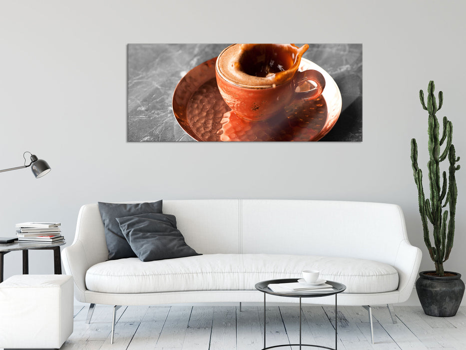 Stück Zucker fällt in Kaffee, Glasbild Panorama