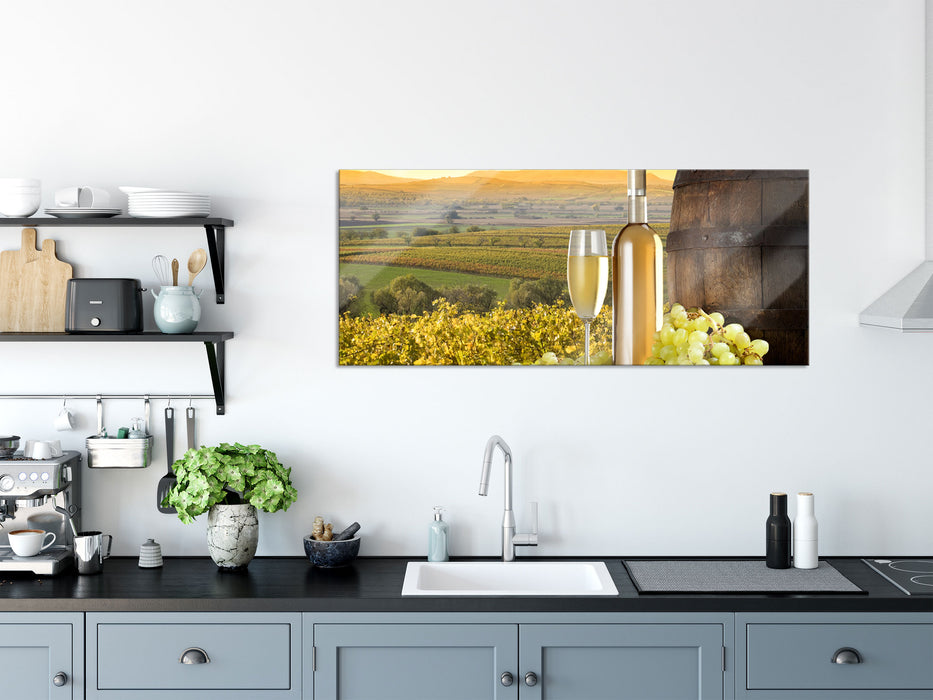 Weinreben mit Weinflasche und Fass, Glasbild Panorama