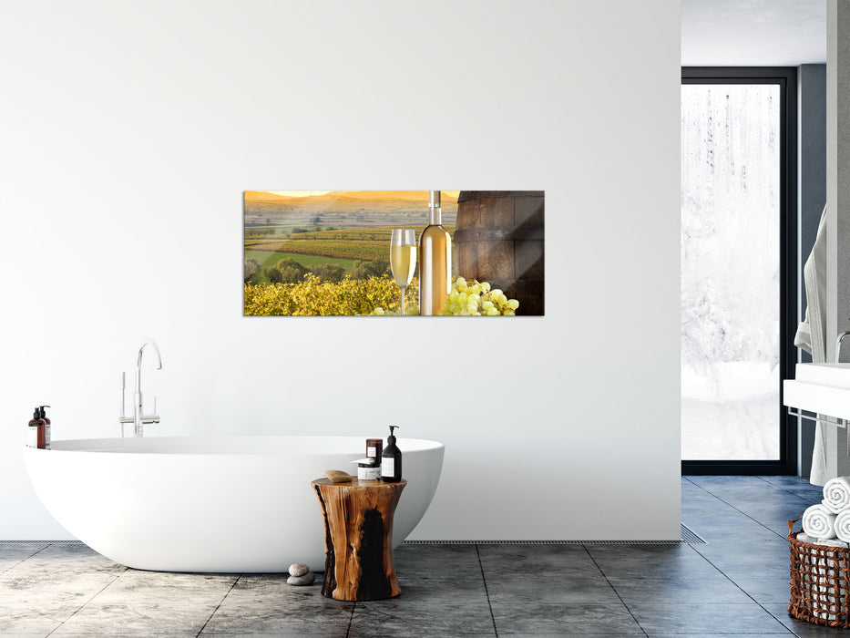 Weinreben mit Weinflasche und Fass, Glasbild Panorama