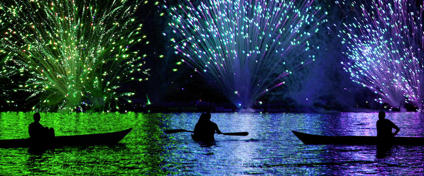 Feuerwerk auf dem Wasser, Glasbild Panorama