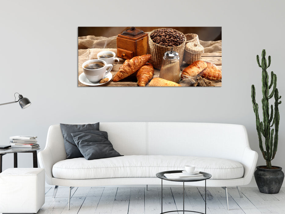 Aromatischer Kaffee mit Croissant, Glasbild Panorama