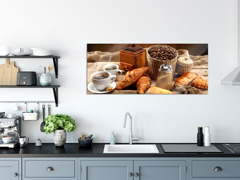 Aromatischer Kaffee mit Croissant, Glasbild Panorama