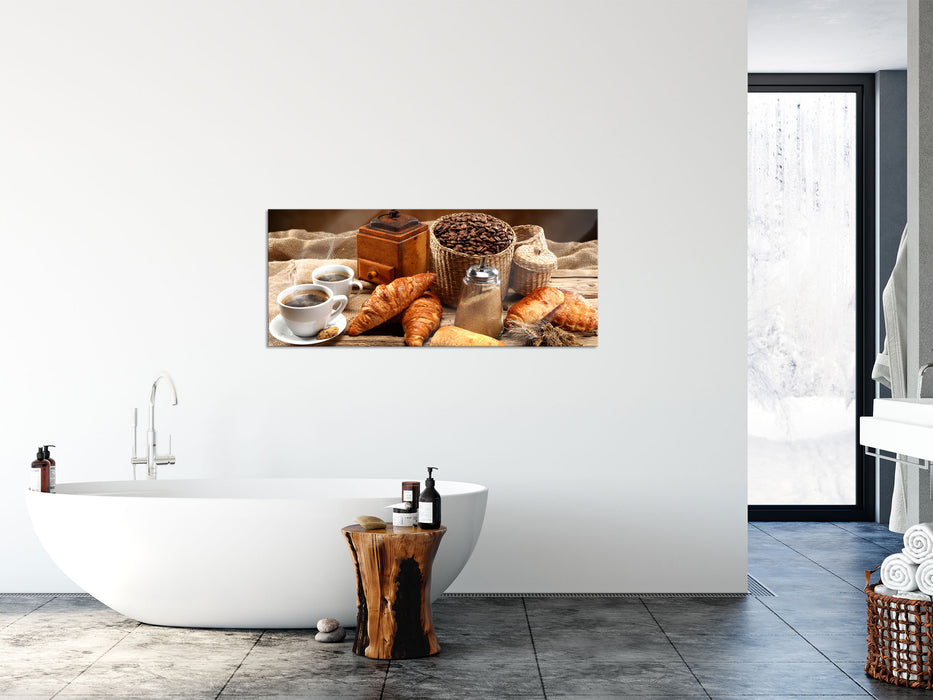 Aromatischer Kaffee mit Croissant, Glasbild Panorama