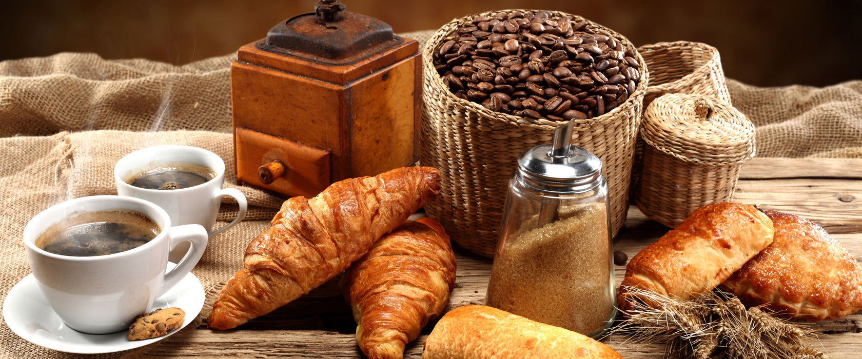 Aromatischer Kaffee mit Croissant, Glasbild Panorama