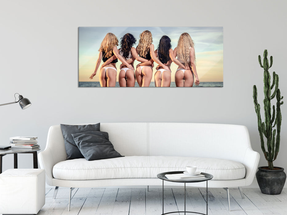 Fünf sexy Frauen am Strand, Glasbild Panorama