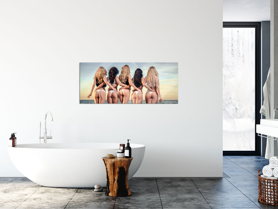 Fünf sexy Frauen am Strand, Glasbild Panorama