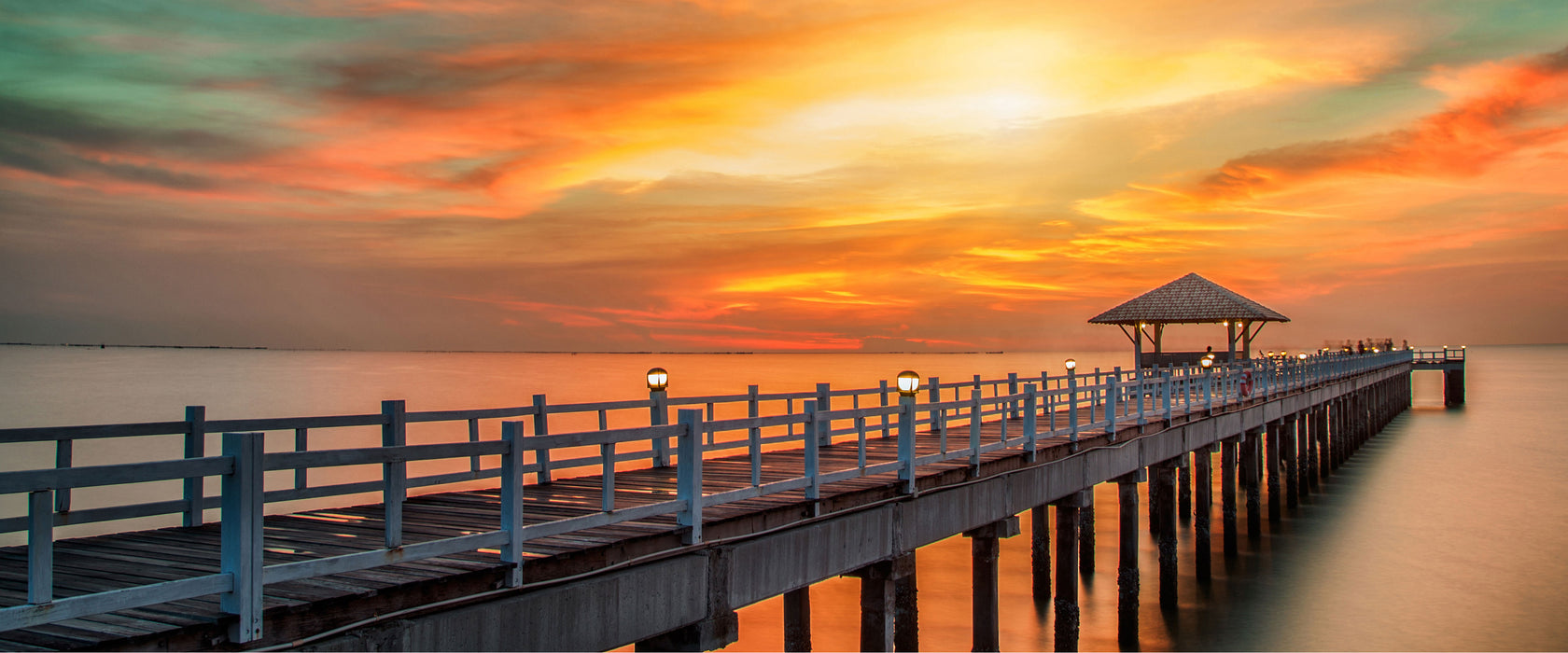 Steg ins Meer bei Sonnenuntergang, Glasbild Panorama