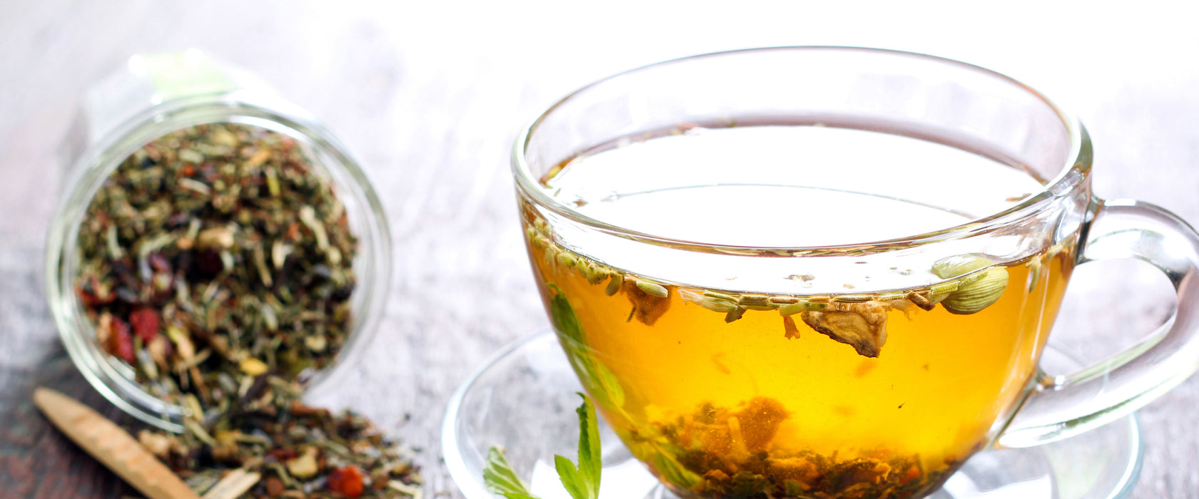 Genussvoller Kräutertee, Glasbild Panorama