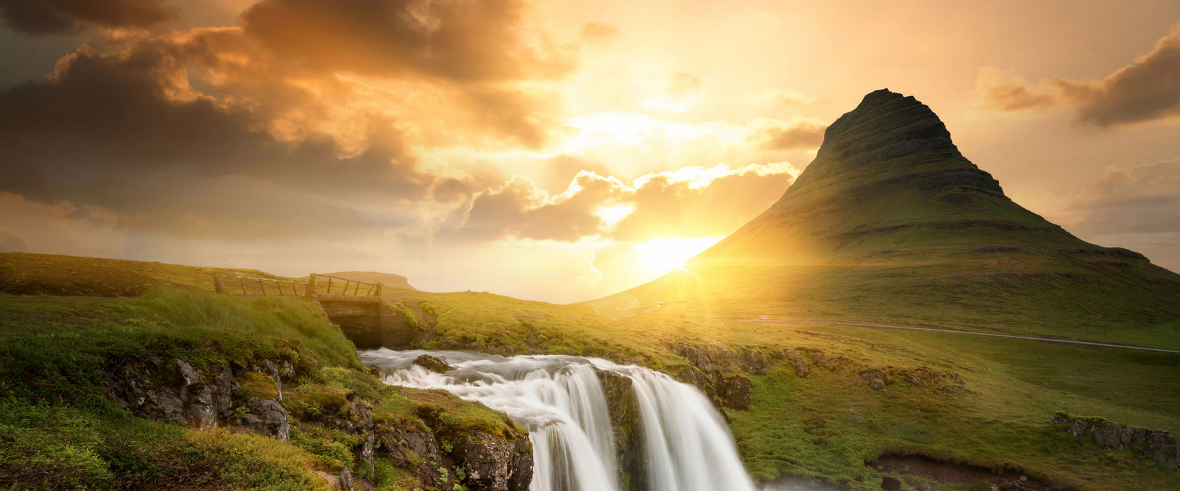 Wasserfall bei Sonnenuntergang, Glasbild Panorama