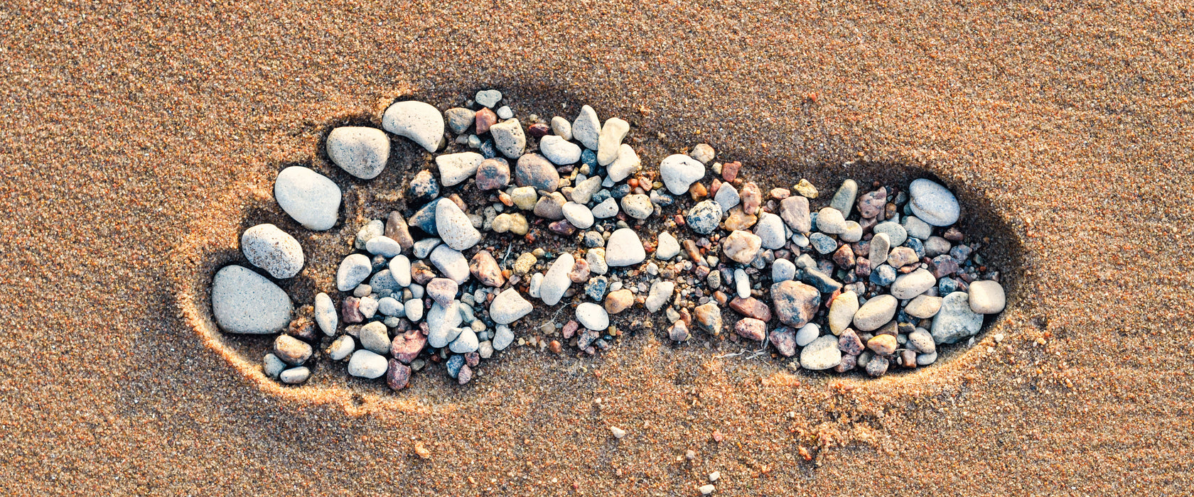 Fußabdruck im Sand, Glasbild Panorama