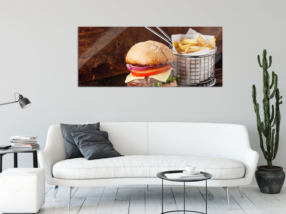 Cheesburger mit Pommes, Glasbild Panorama