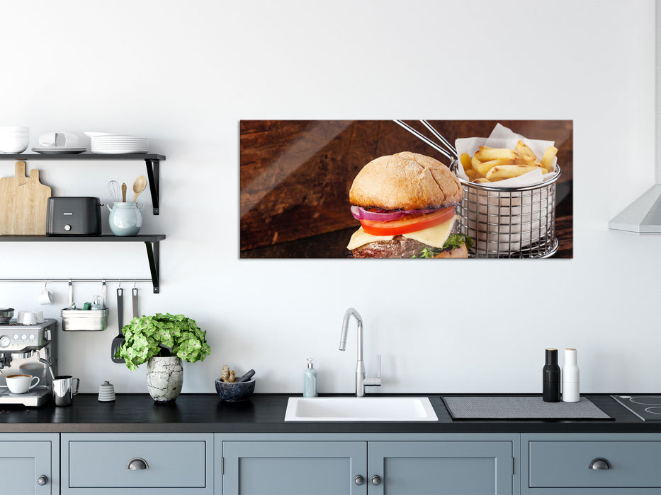 Cheesburger mit Pommes, Glasbild Panorama