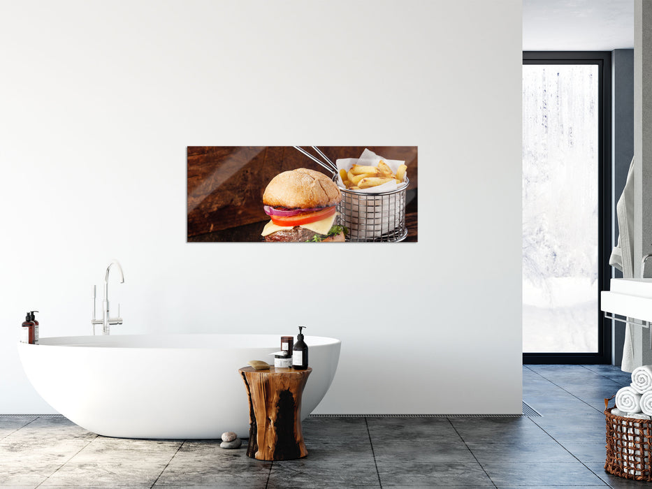 Cheesburger mit Pommes, Glasbild Panorama