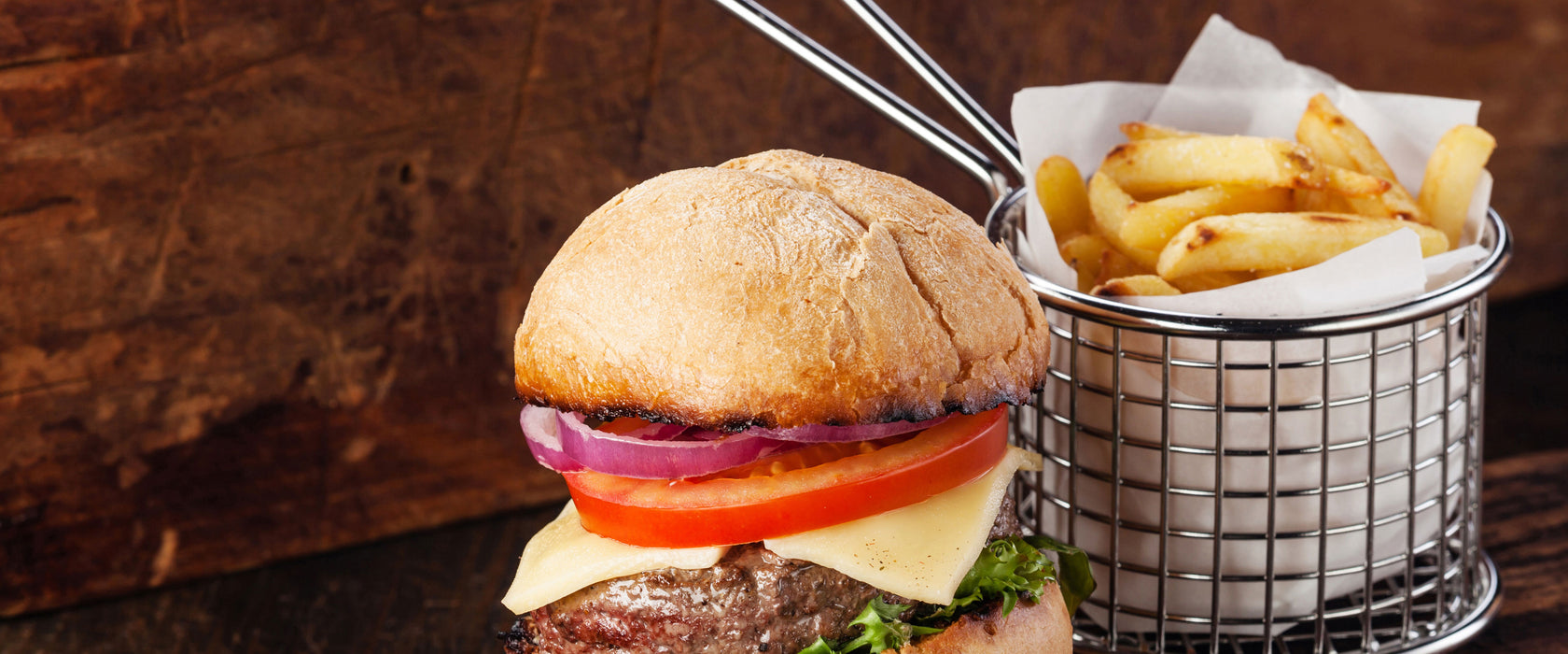 Cheesburger mit Pommes, Glasbild Panorama