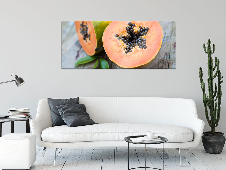 Genüssliche Papaya aufgeschnitten, Glasbild Panorama