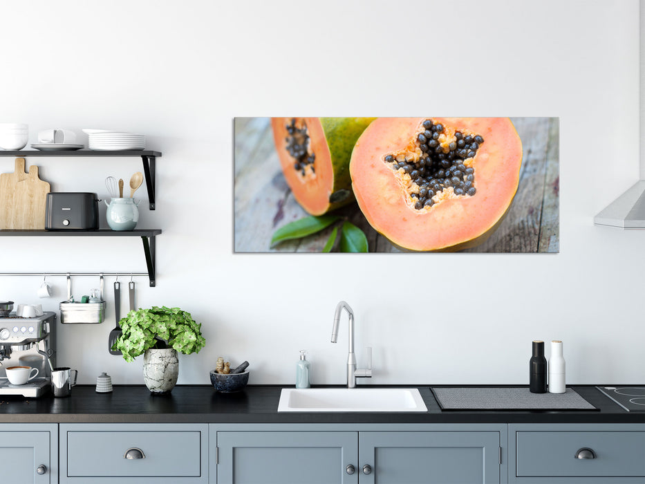 Genüssliche Papaya aufgeschnitten, Glasbild Panorama