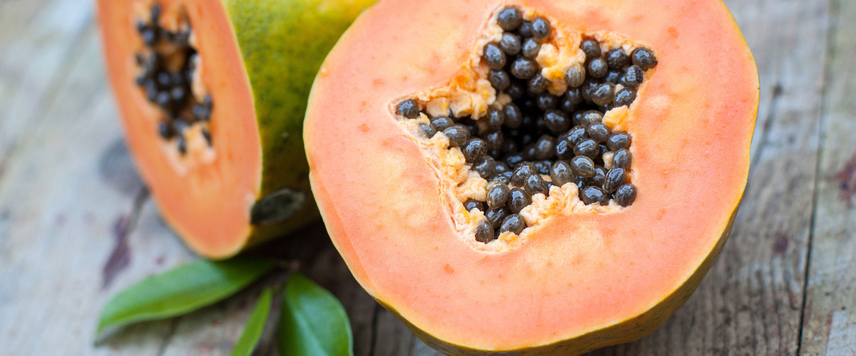 Genüssliche Papaya aufgeschnitten, Glasbild Panorama