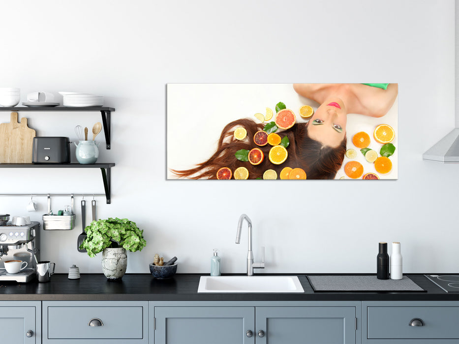 Hübsche Frau mit Obstscheiben, Glasbild Panorama