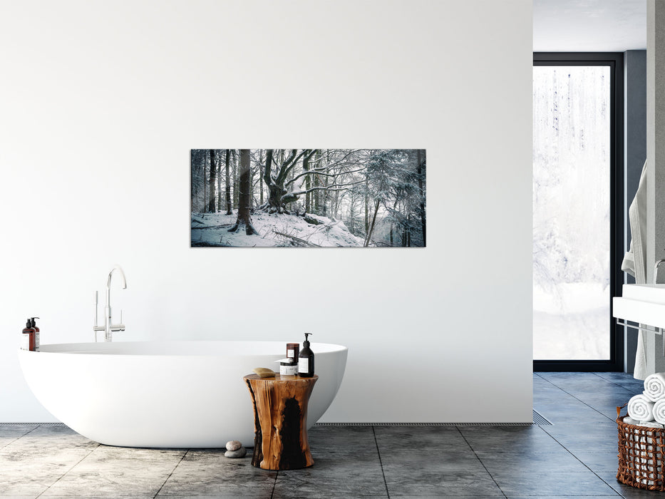 Wald mit Schnee bedeckt, Glasbild Panorama