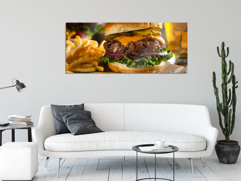 Saftiger Chili Cheese Burger, Glasbild Panorama